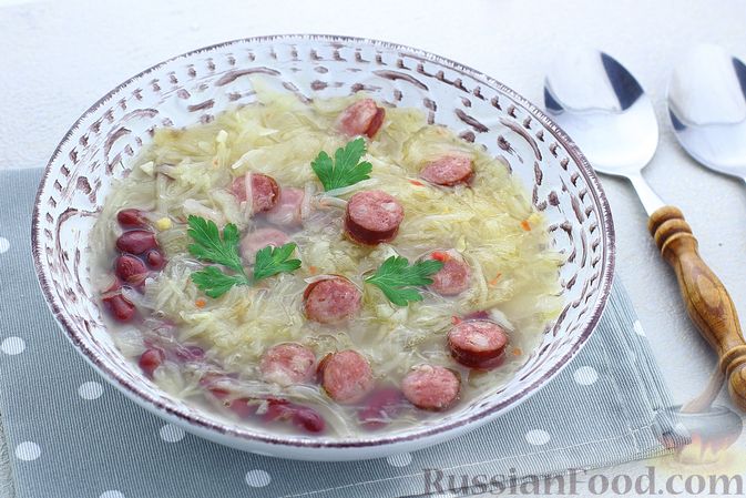 Фото к рецепту: Суп с квашеной капустой, фасолью и охотничьими колбасками