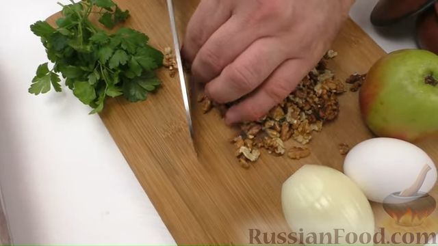 Фото приготовления рецепта: Запечённое мясо с ореховой начинкой - шаг №3