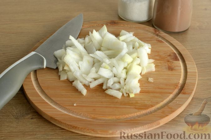 Фото приготовления рецепта: Отбивные из свинины с грибами и сыром, в духовке - шаг №2