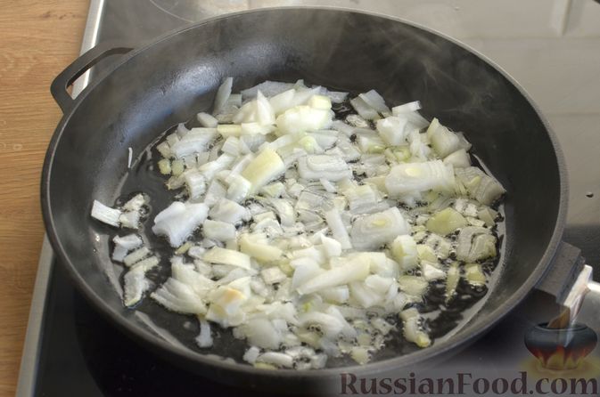 Фото приготовления рецепта: Отбивные из свинины с грибами и сыром, в духовке - шаг №3