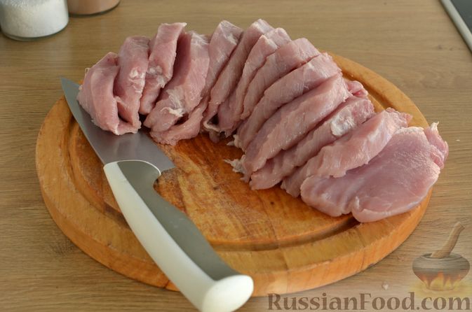 Фото приготовления рецепта: Отбивные из свинины с грибами и сыром, в духовке - шаг №7