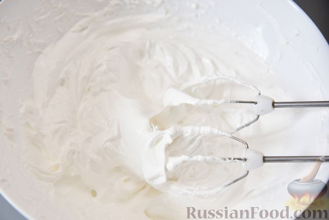 Фото приготовления рецепта: Кокосовые пирожные-безе со сливочным кремом и джемом - шаг №3