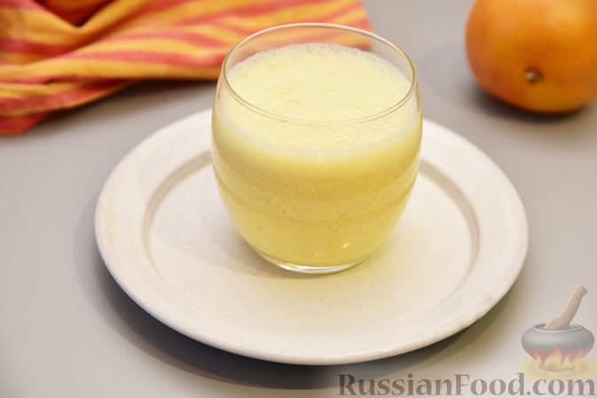 Фото к рецепту: Молочный коктейль с апельсиновым соком и овсяными хлопьями