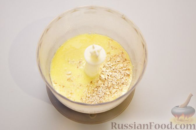 Фото приготовления рецепта: Молочный коктейль с апельсиновым соком и овсяными хлопьями - шаг №3