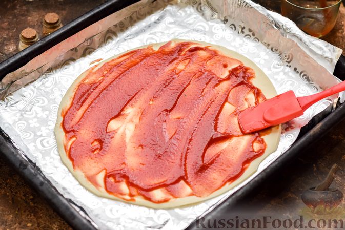 Фото приготовления рецепта: Пицца на слоёном корже с копчёным мясом, помидорами и маринованными огурцами - шаг №7