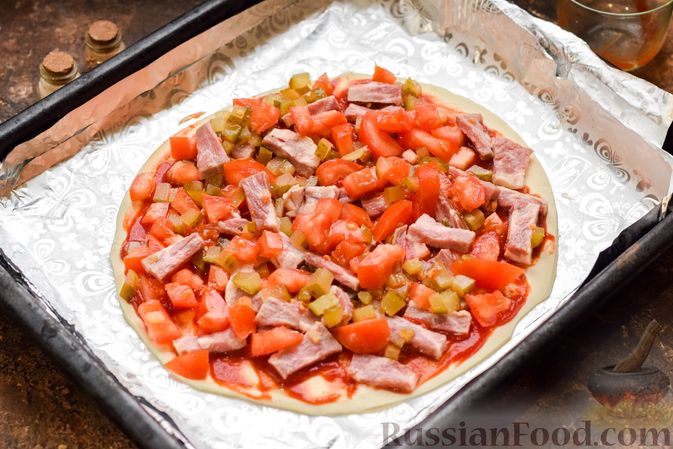 Фото приготовления рецепта: Пицца на слоёном корже с копчёным мясом, помидорами и маринованными огурцами - шаг №8