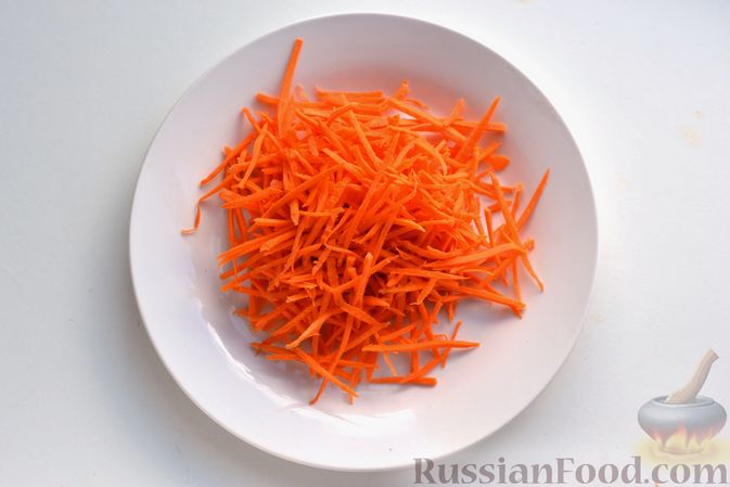 Фото приготовления рецепта: Морковно-яблочный салат с апельсиновым соусом - шаг №4