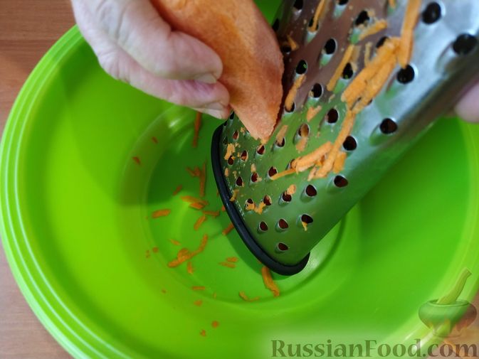 Фото приготовления рецепта: Новогодняя закуска из моркови и сыра на крекерах - шаг №2