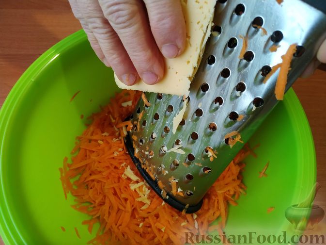 Фото приготовления рецепта: Новогодняя закуска из моркови и сыра на крекерах - шаг №3