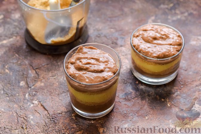 Фото приготовления рецепта: Десерт с печеньем, апельсиновым и шоколадным заварным кремом - шаг №15