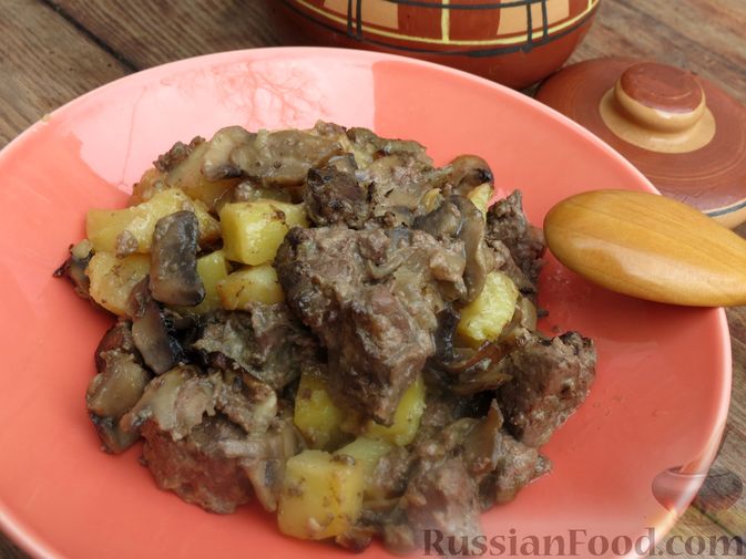 Фото к рецепту: Картошка с куриной печенью и грибами (в духовке)