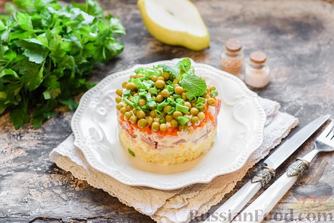 Фото приготовления рецепта: Слоёный салат "Оливье" с грушей и ветчиной - шаг №18