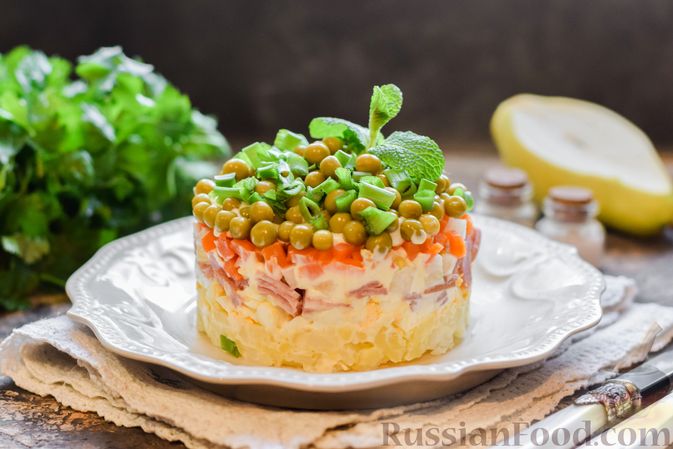 Фото приготовления рецепта: Слоёный салат "Оливье" с грушей и ветчиной - шаг №19