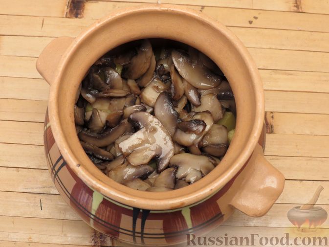 Фото приготовления рецепта: Картошка с куриной печенью и грибами (в духовке) - шаг №13