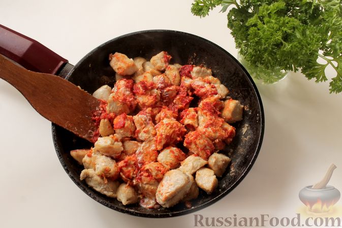 Фото приготовления рецепта: Филе индейки, тушенное в сметанно-томатном соусе - шаг №6
