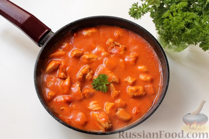 Фото приготовления рецепта: Филе индейки, тушенное в сметанно-томатном соусе - шаг №9
