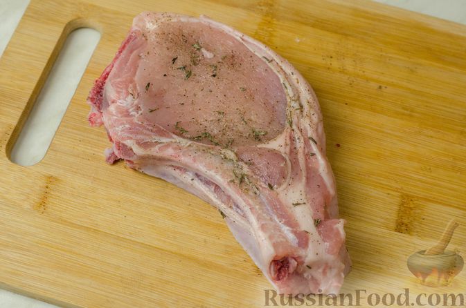 Фото приготовления рецепта: Свиная корейка на кости, запечённая в ягодно-медовом маринаде - шаг №3