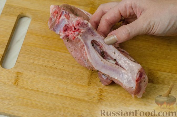 Фото приготовления рецепта: Свиная корейка на кости, запечённая в ягодно-медовом маринаде - шаг №5