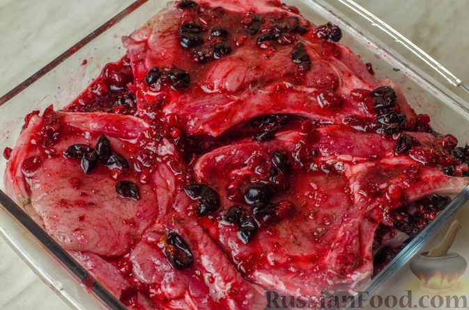 Фото приготовления рецепта: Свиная корейка на кости, запечённая в ягодно-медовом маринаде - шаг №9