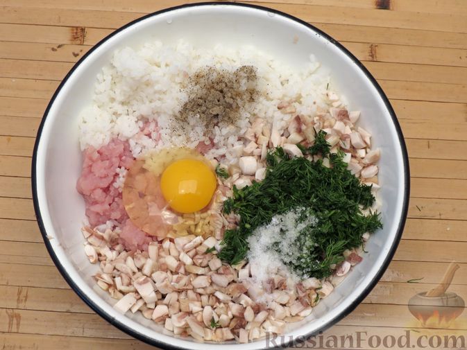 Фото приготовления рецепта: Тефтели из куриного фарша с рисом и грибами, в сливочно-томатном соусе - шаг №4