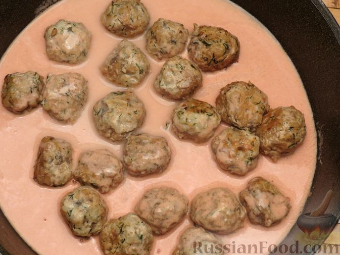 Фото приготовления рецепта: Тефтели из куриного фарша с рисом и грибами, в сливочно-томатном соусе - шаг №9