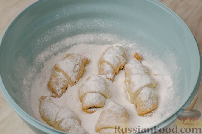 Фото приготовления рецепта: Рогалики из песочного теста на сметане и смальце, с орехами, изюмом и маком - шаг №16