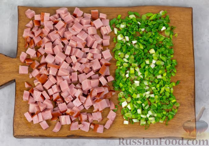 Фото приготовления рецепта: Салат с ветчиной, консервированной фасолью и кукурузой - шаг №2