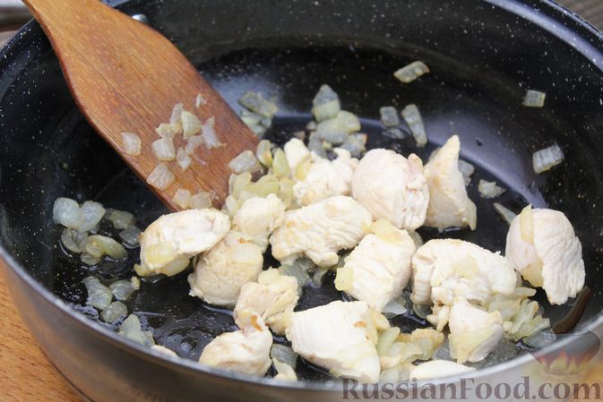 Фото приготовления рецепта: Булгур с куриным филе и капустой - шаг №3