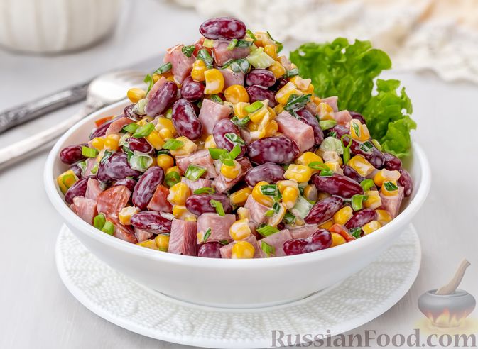 Фото к рецепту: Салат с ветчиной, консервированной фасолью и кукурузой