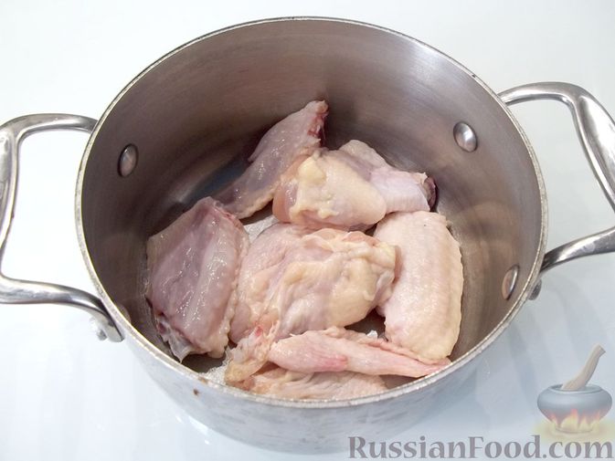 Фото приготовления рецепта: Куриный суп с квасом и лапшой - шаг №2