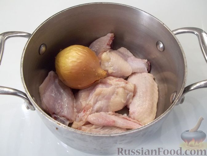 Фото приготовления рецепта: Куриный суп с квасом и лапшой - шаг №3