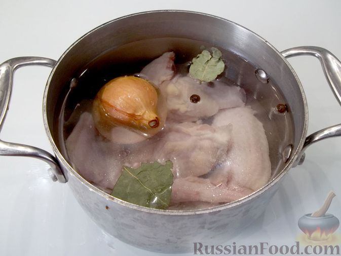Фото приготовления рецепта: Куриный суп с квасом и лапшой - шаг №5