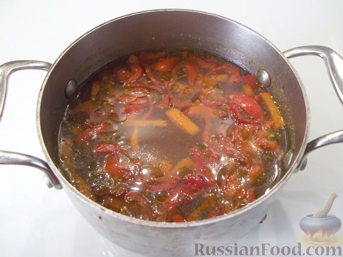 Фото приготовления рецепта: Куриный суп с квасом и вермишелью - шаг №13