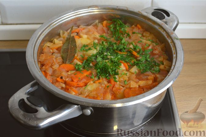 Фото приготовления рецепта: Густой немецкий суп "Пихельштайнер" из свинины, говядины и курицы - шаг №12