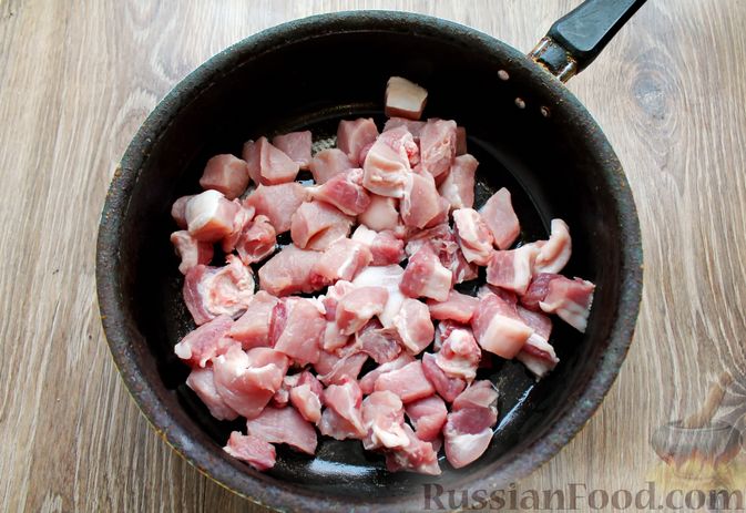 Фото приготовления рецепта: Картошка, тушенная со свининой и капустой - шаг №2