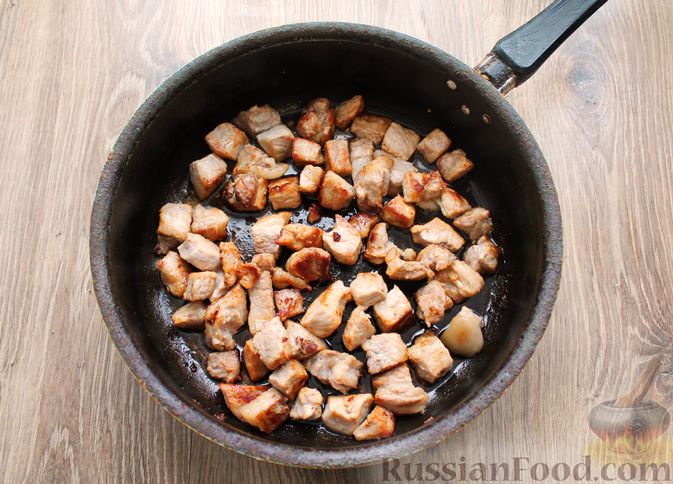 Фото приготовления рецепта: Картошка, тушенная со свининой и капустой - шаг №3
