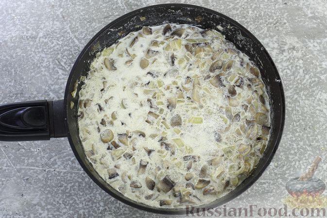 Фото приготовления рецепта: Гречка со сливочно-грибным соусом - шаг №9