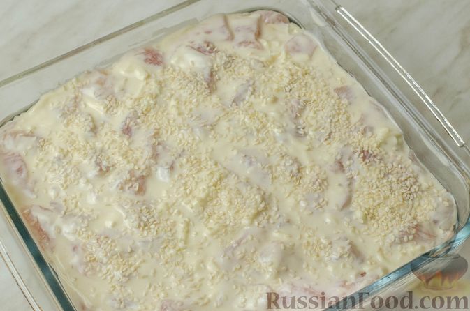 Фото приготовления рецепта: Запеканка-пирог из куриного филе с плавленым сыром - шаг №11