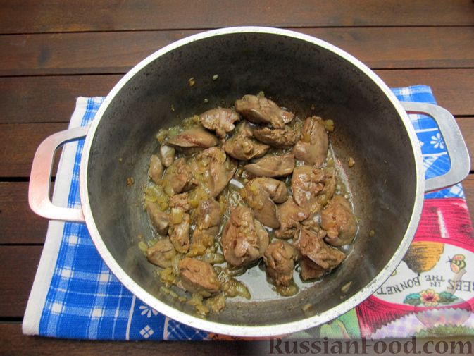 Фото приготовления рецепта: Булгур с куриной печенью и шампиньонами - шаг №7