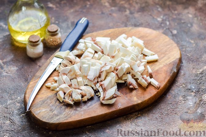 Фото приготовления рецепта: Кальмары, фаршированные омлетом с грибами - шаг №2