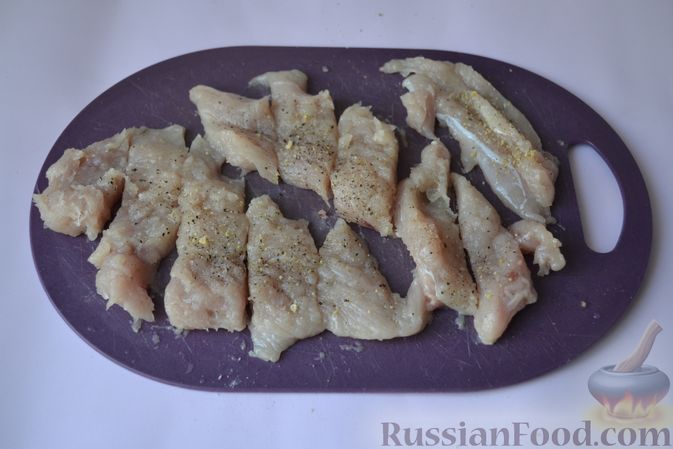 Фото приготовления рецепта: Куриные наггетсы в сырно-крекерной панировке - шаг №4