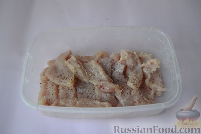 Фото приготовления рецепта: Куриные наггетсы в сырно-крекерной панировке - шаг №5