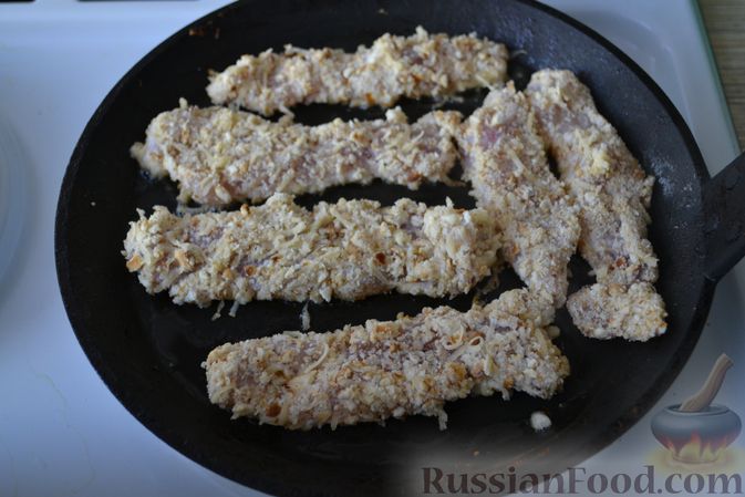 Фото приготовления рецепта: Куриные наггетсы в сырно-крекерной панировке - шаг №12