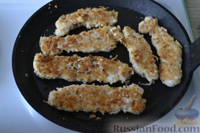 Фото приготовления рецепта: Куриные наггетсы в сырно-крекерной панировке - шаг №13