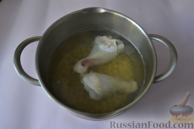 Фото приготовления рецепта: Пряный куриный суп с нутом и красной чечевицей - шаг №4
