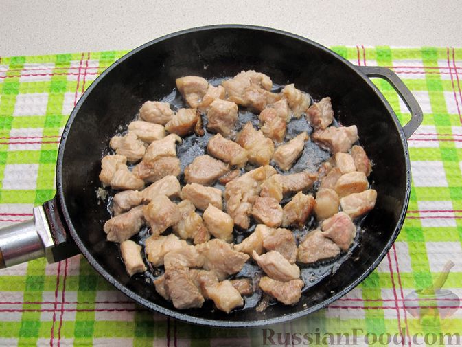 Фото приготовления рецепта: Гречка со свининой (на сковороде) - шаг №5