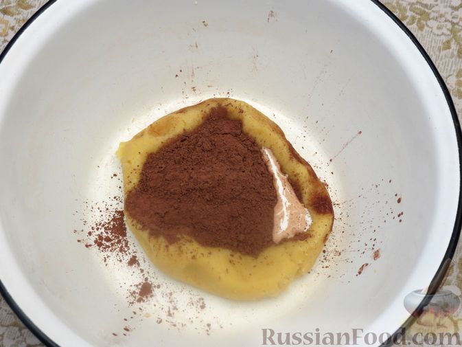 Фото приготовления рецепта: Полосатое песочное печенье с какао и орехами - шаг №7