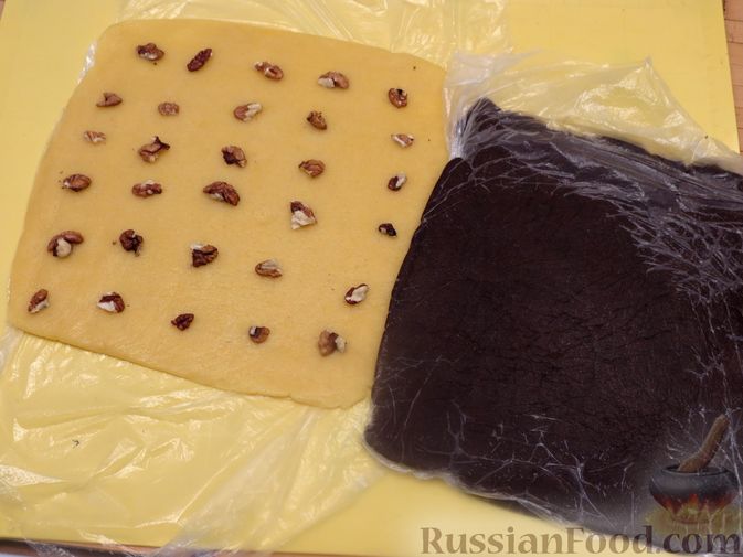 Фото приготовления рецепта: Полосатое песочное печенье с какао и орехами - шаг №11
