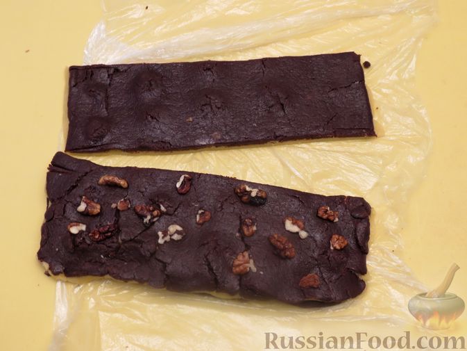 Фото приготовления рецепта: Полосатое песочное печенье с какао и орехами - шаг №13