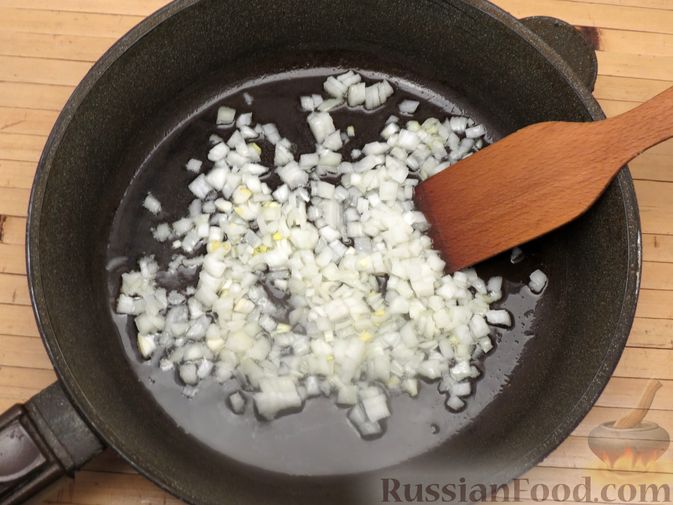 Фото приготовления рецепта: Филе индейки, тушенное со стручковой фасолью и сливками - шаг №4
